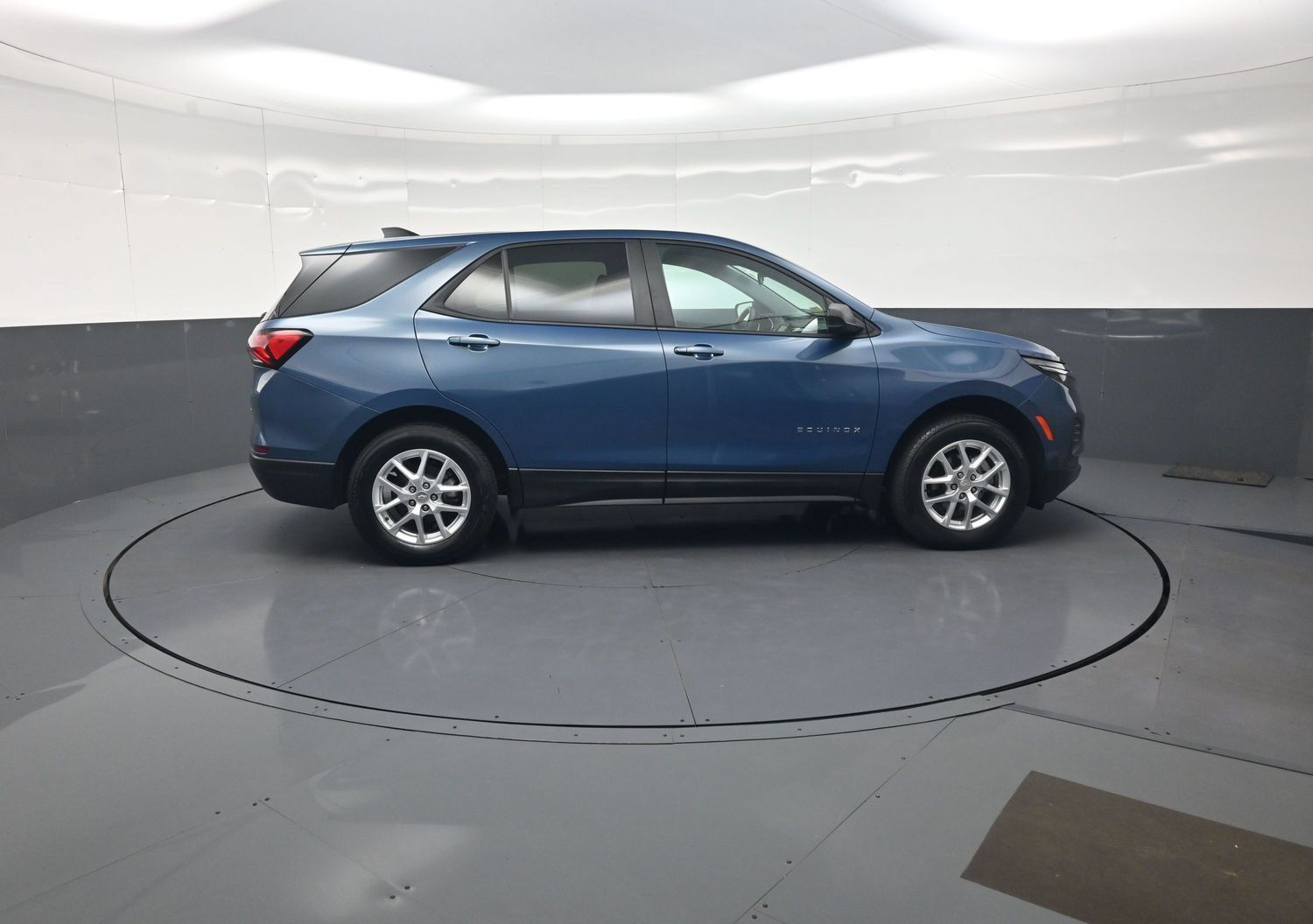 Used 2024 Chevrolet Equinox LS w/ LS Convenience Package AWD/4WD image 2