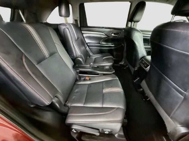 Certified 2019 Toyota Highlander SE w/ Nightshade Edition FWD image 30