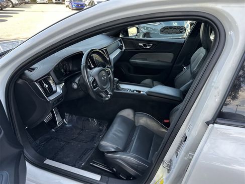 Used 2020 Volvo V60 T6 R-Design image 2