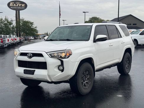 Used 2019 Toyota 4Runner SR5 AWD/4WD image 3