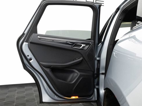 Certified 2025 Porsche Macan AWD/4WD image 25