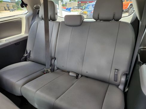 Used 2017 Toyota Sienna XLE w/ XLE Navigation Package FWD image 9