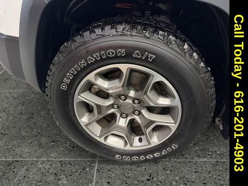 Used 2022 Jeep Cherokee Trailhawk image 24