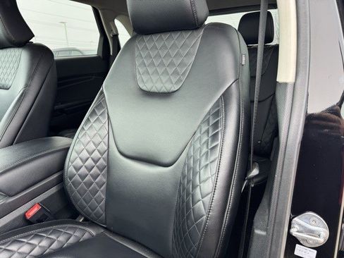 Used 2024 Ford Edge Titanium image 28