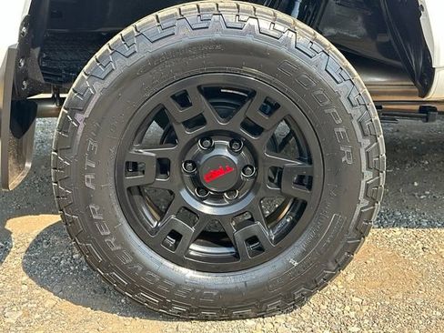 Used 2022 Toyota Tacoma TRD Sport w/ Black Out Package (TMS) AWD/4WD image 36
