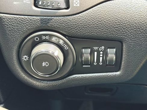 Used 2020 Jeep Cherokee Latitude Plus w/ Cold Weather Group AWD/4WD image 18