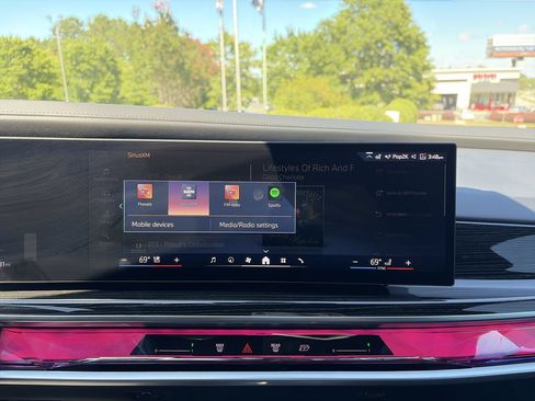 Used 2025 BMW i7 eDrive50 w/ Executive Package RWD image 24