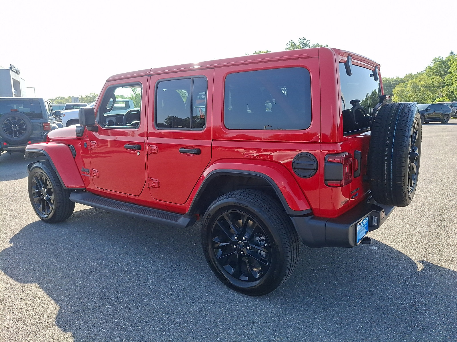 Used 2025 Jeep Wrangler Unlimited Sahara AWD/4WD image 4