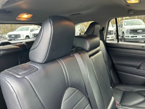 Used 2022 Toyota Highlander XLE image 40