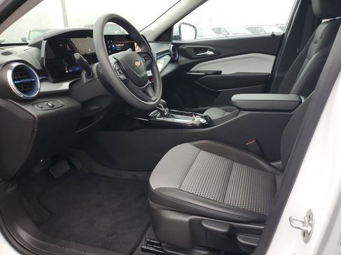 Used 2025 Chevrolet Trax LT image 18