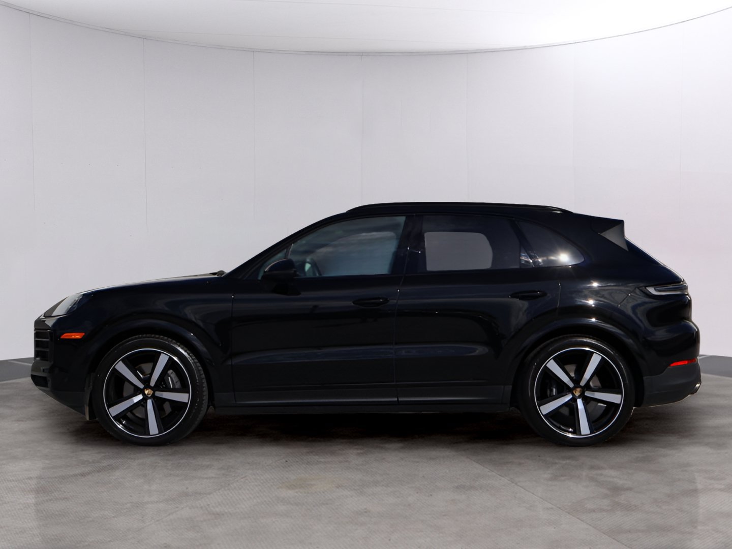 Used 2024 Porsche Cayenne AWD/4WD image 2