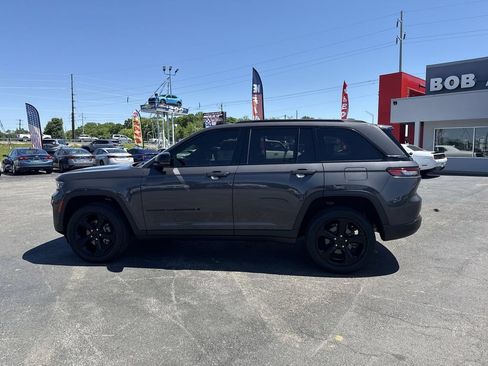 Used 2023 Jeep Grand Cherokee Altitude AWD/4WD image 11