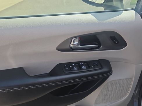 Used 2023 Chrysler Pacifica Touring-L FWD image 17