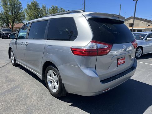 Used 2018 Toyota Sienna LE w/ Carpet Mat Package FWD image 6