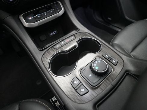 Used 2023 GMC Acadia SLT w/ Elevation Edition image 18