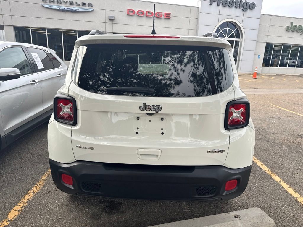 Used 2018 Jeep Renegade Latitude w/ UConnect 8.4 Nav Group AWD/4WD image 8