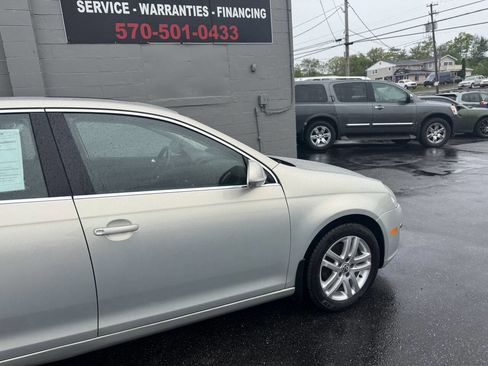 Used 2010 Volkswagen Jetta TDI FWD image 10