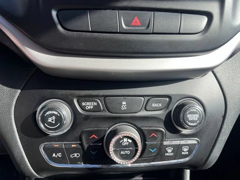 Used 2015 Jeep Cherokee Limited FWD image 24
