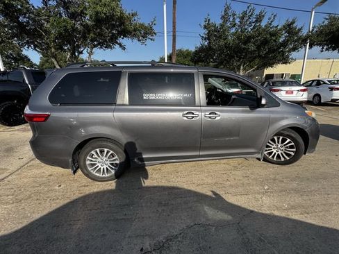 Used 2018 Toyota Sienna XLE Premium FWD image 4