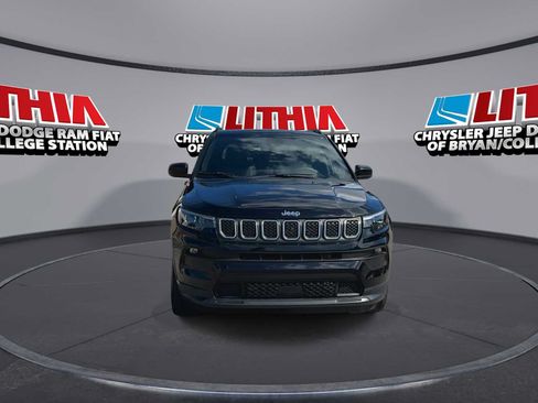 Used 2023 Jeep Compass Latitude w/ Sun and Sound Group AWD/4WD image 3