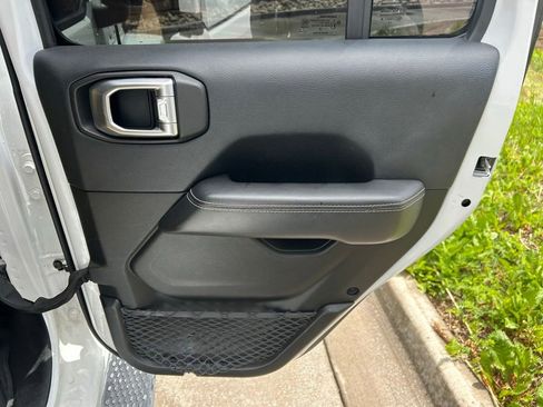 Used 2018 Jeep Wrangler Unlimited Sahara AWD/4WD image 29
