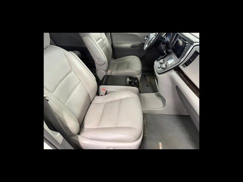 Used 2015 Toyota Sienna XLE FWD image 18