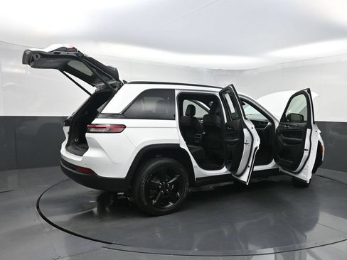 Used 2023 Jeep Grand Cherokee Altitude RWD image 40