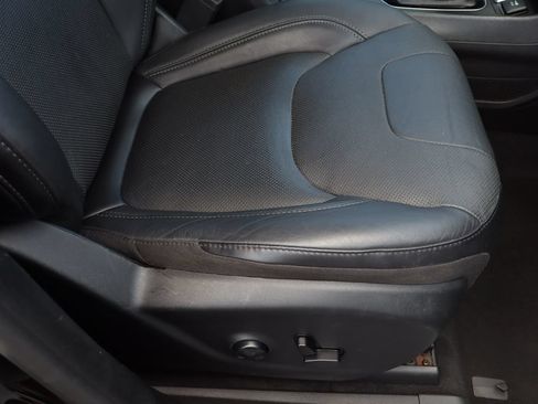 Used 2019 Jeep Cherokee Limited AWD/4WD image 30