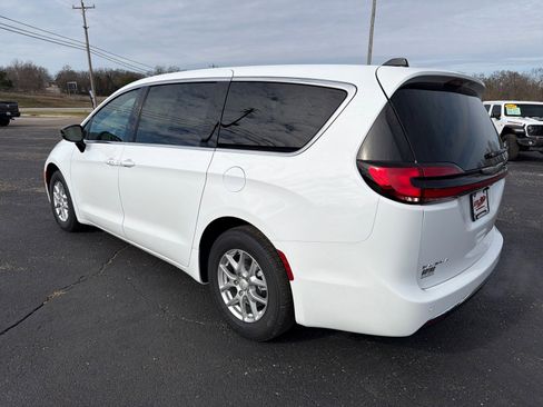 New 2026 Chrysler Pacifica Select image 6