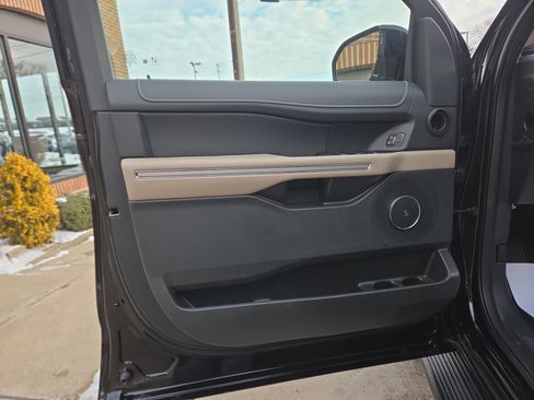 Used 2024 Ford Expedition Limited image 16