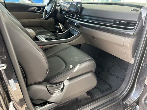Used 2025 Kia Carnival FWD image 26
