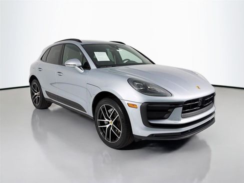 Used 2025 Porsche Macan AWD image 28