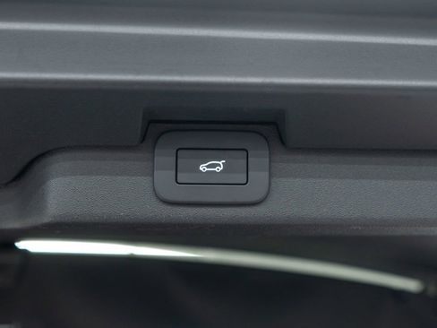 Used 2024 Land Rover Discovery Dynamic SE image 41