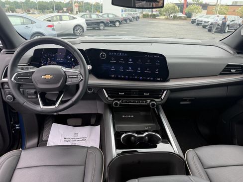 Used 2025 Chevrolet Suburban Premier w/ Sun And Tow Package AWD/4WD image 17