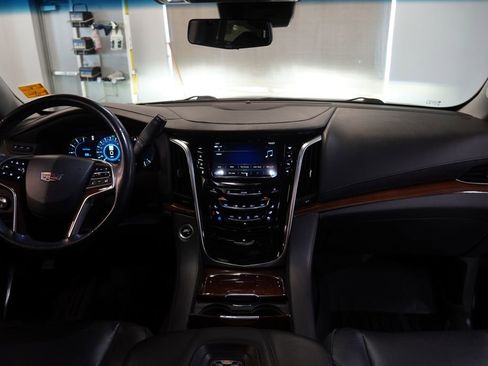 Used 2019 Cadillac Escalade Luxury AWD/4WD image 23