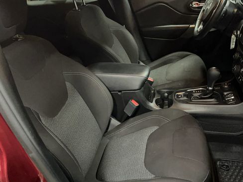 Used 2019 Jeep Cherokee Latitude w/ Cold Weather Group AWD/4WD image 13