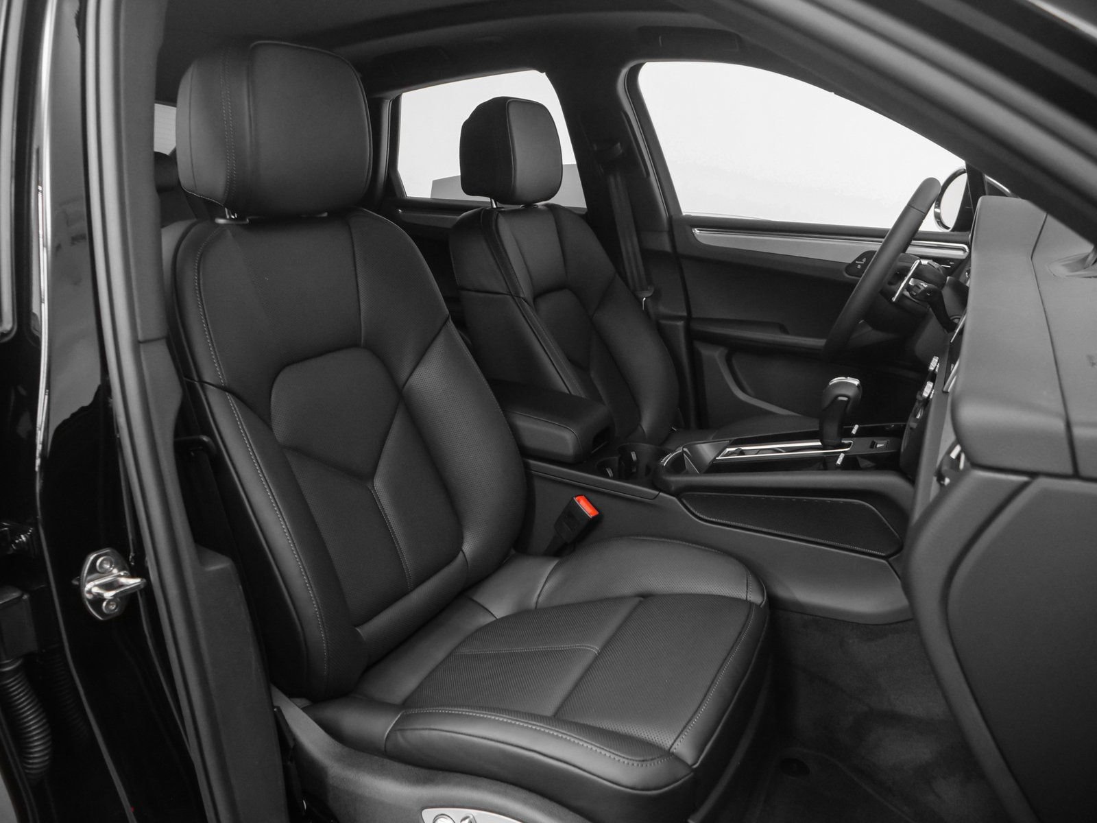 Certified 2025 Porsche Macan AWD/4WD image 18