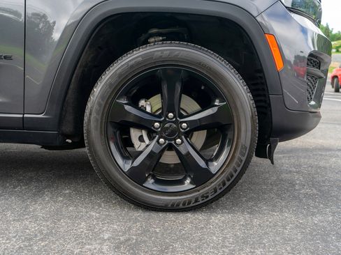 Used 2024 Jeep Grand Cherokee Altitude AWD/4WD image 11