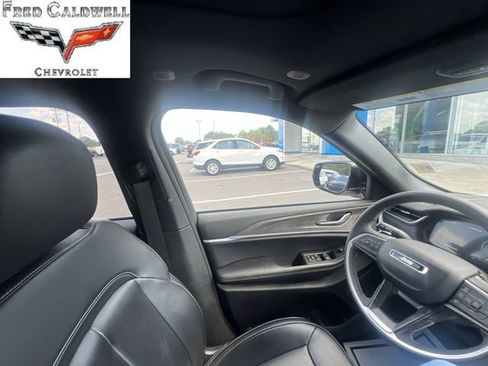Used 2025 Jeep Grand Cherokee Limited AWD/4WD image 15