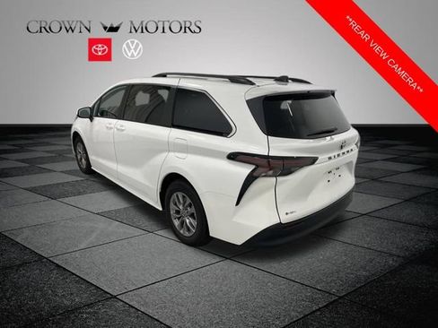 Used 2026 Toyota Sienna LE FWD image 4