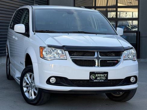 Used 2019 Dodge Grand Caravan SXT image 4