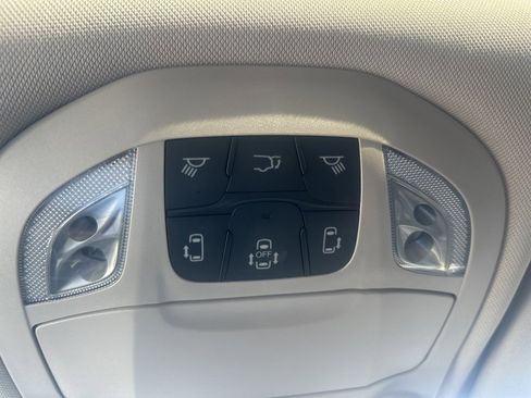 Used 2023 Chrysler Pacifica Limited image 18