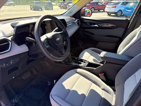 Used 2025 Chevrolet TrailBlazer LT AWD/4WD image 16