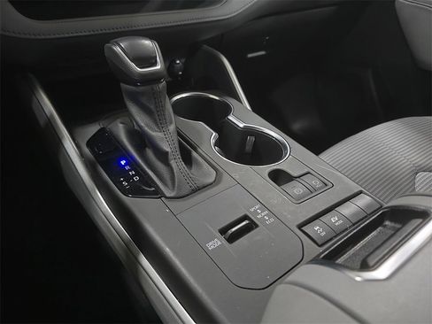 Used 2022 Toyota Highlander LE image 24