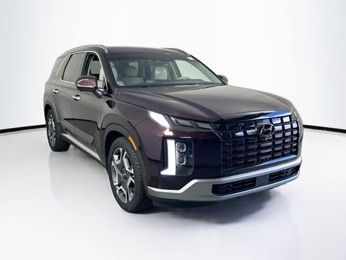 Used 2023 Hyundai Palisade Limited w/ Winter Package image 3