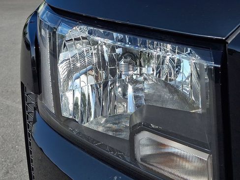 Used 2023 Nissan Frontier SV AWD/4WD image 12
