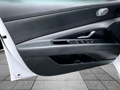 Used 2025 Hyundai Elantra Hybrid FWD image 18