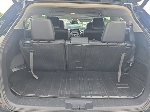 Used 2021 Toyota Highlander XLE AWD/4WD image 29