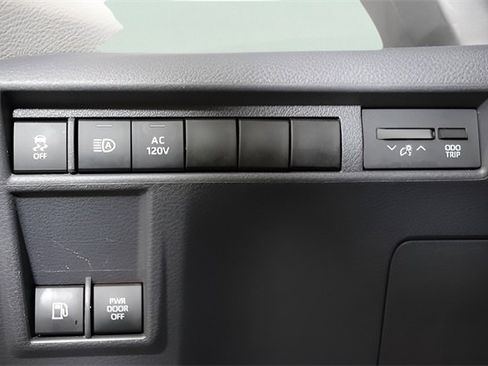 Used 2022 Toyota Sienna XLE image 31