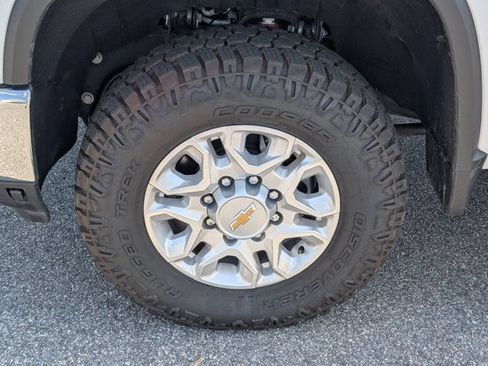 Used 2025 Chevrolet Silverado 2500 LT AWD/4WD image 13